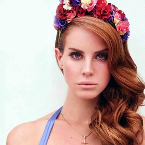 Cantora Lana Del Rey com coroa de flores
