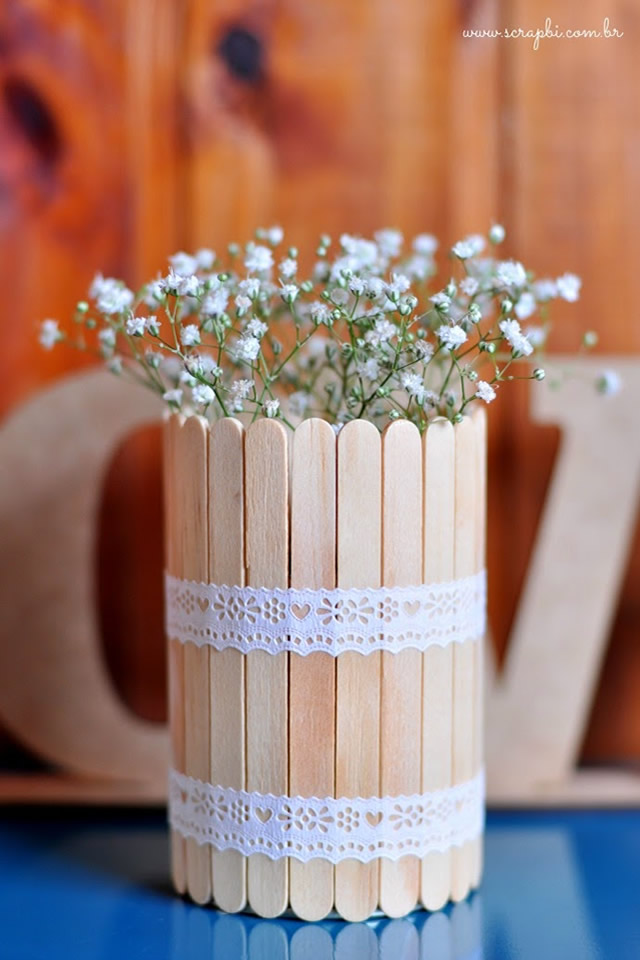 Coloque as flores no seu vasinho artesanal