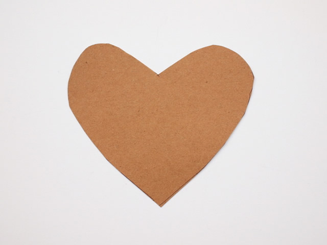 Desenhe o molde de coração no papel craft