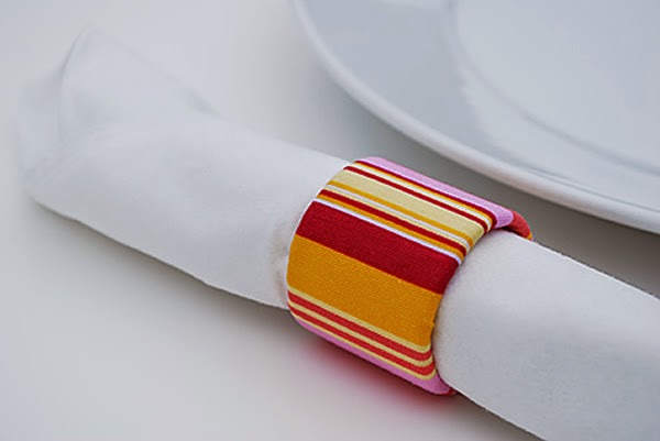 anéis para guardanapo feitos de papelão
