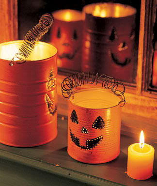 decoração de halloween feita de lata