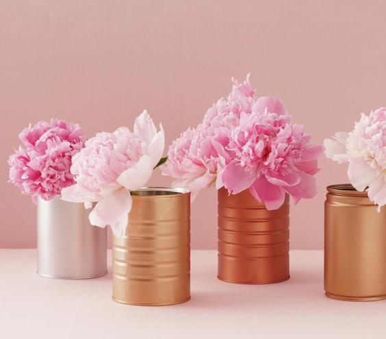 arranjos-de-mesa-de-casamento-com-latas-e-flores